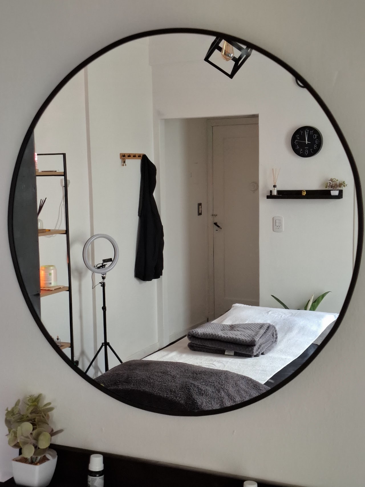 Recepción y sala de espera de estilo nórdico y minimalista con sillones violetas cálidos y luces tenues